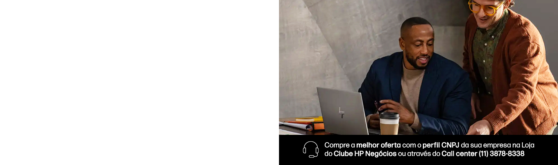 Dois homens trabalhando em um laptop HP em um escritório