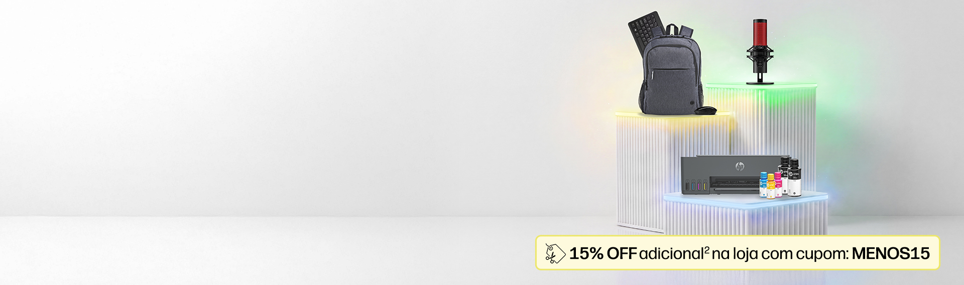 Fotografia de diferentes produtos HP em expositores. 15% OFF...