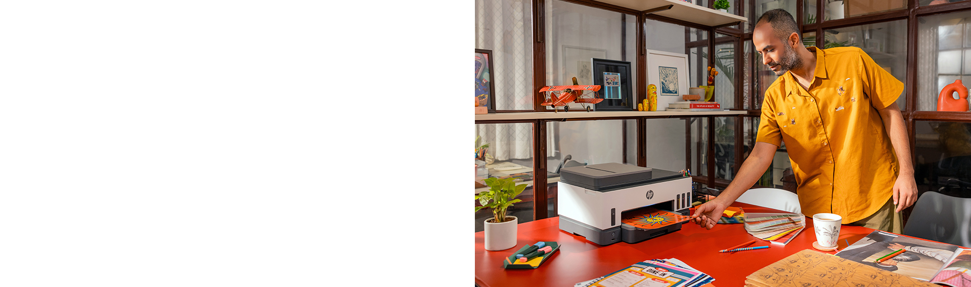 Descrição da imagem: Homem imprimindo na impressora Smart Ta...