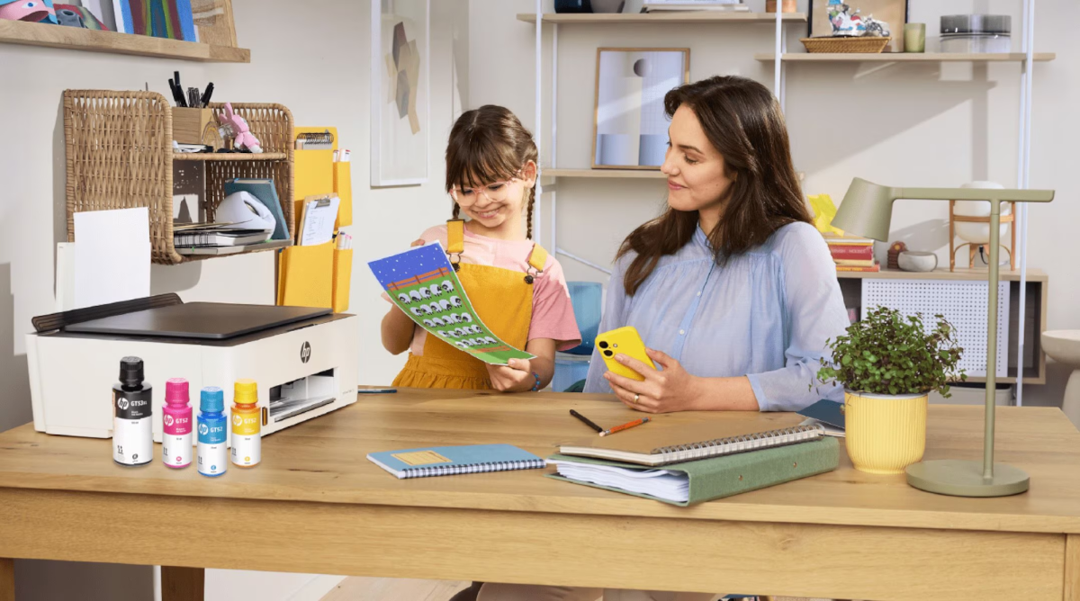 Mujer envolviendo una caja con una impresora HP.