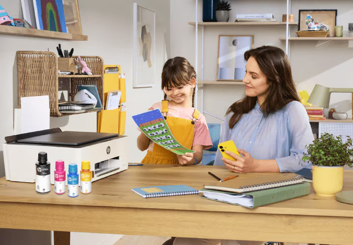 Mujer envolviendo una caja con una impresora HP.