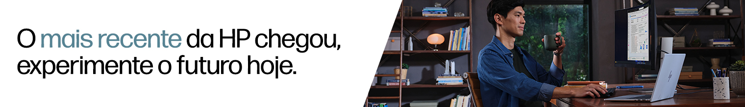 Fotografia de um homem trabalhando em um escrit&oacute;rio com um notebook e um monitor HP. O mais recente da HP chegou, experimente o futuro hoje.