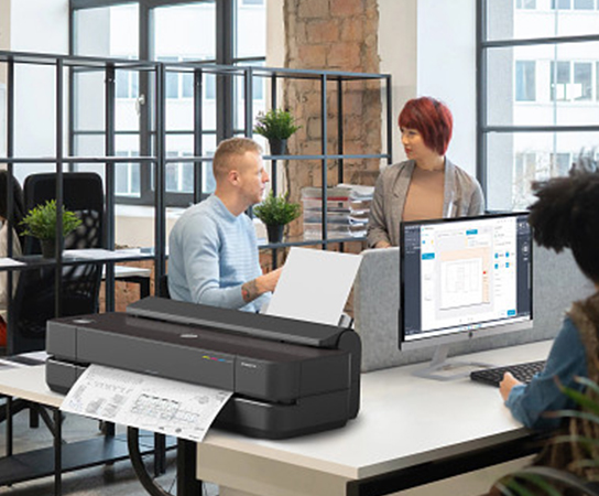 Pessoa imprimindo em uma impressora HP DesignJet no escrit&oacute;r...