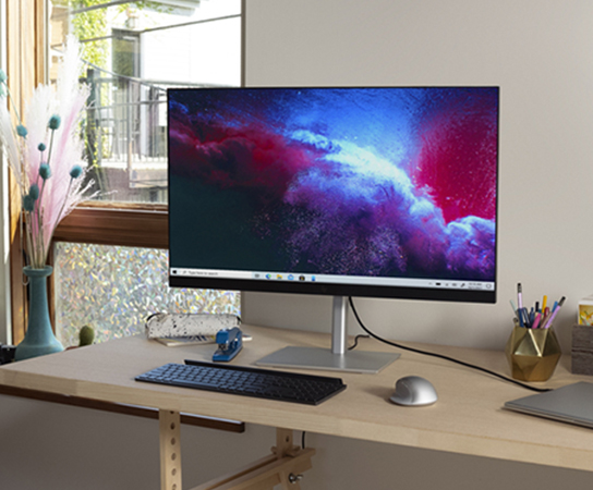 Imagem de um monitor HP em uma mesa de trabalho em casa