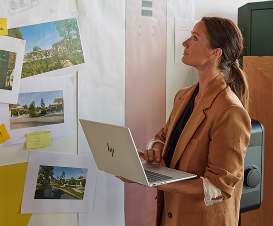 Executiva trabalhando em um notebook HP