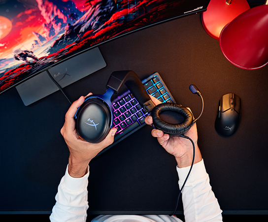 Fotografia de um setup gamer com acess&oacute;rios HyperX visto de ...